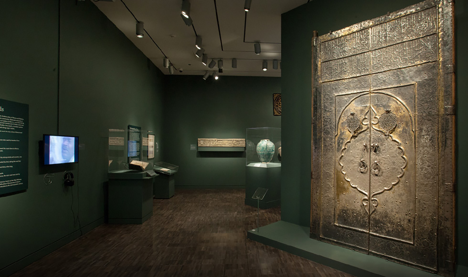 Roads of Arabia: Archaeology and History of the Kingdom of Saudi